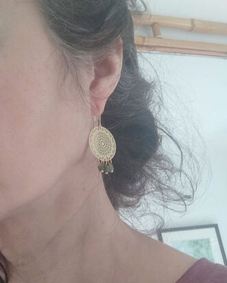 Boucles d'oreilles cercles dorees avec jade