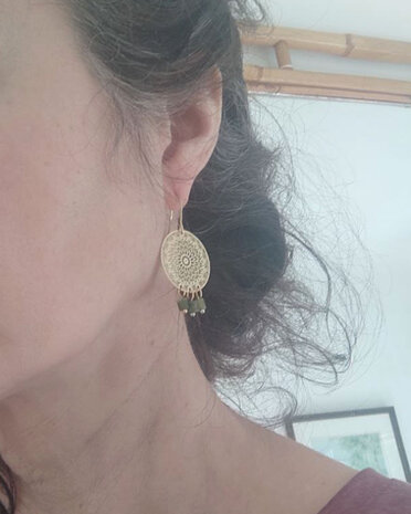Boucles d'oreilles cercles dorees avec jade