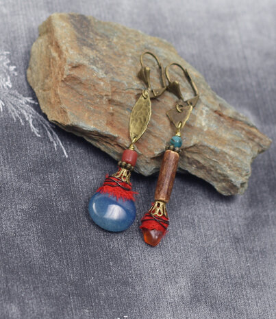 Boucles d'oreilles asymetriques bronze orange bleu