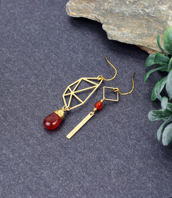 Boucles d'oreilles orange dorees polygone asymetrique