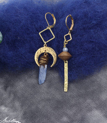 Demi lune boucles d'oreilles pierre bleue