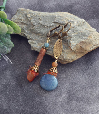 Boucles d'oreilles asymetriques bronze orange bleu