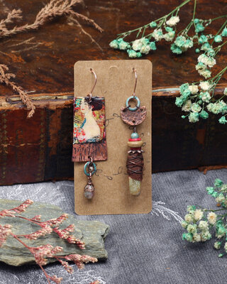 Femme en or boucles d'oreilles dépareillées