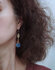 Boucles d'oreilles asymetriques bronze orange bleu_
